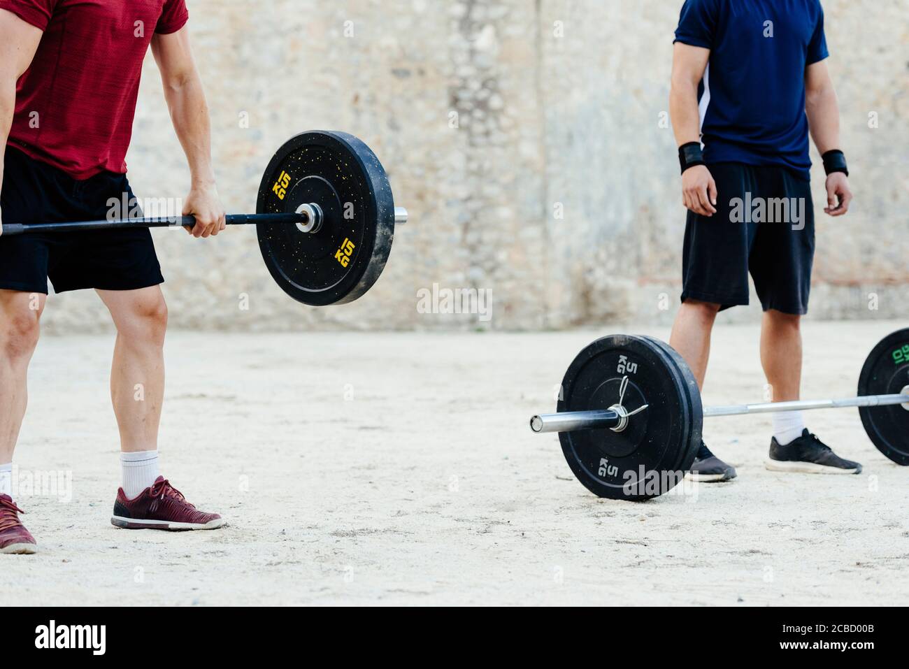 Zwei Gewichtheber heben Gewichte in einer städtischen Umgebung. Stockfoto