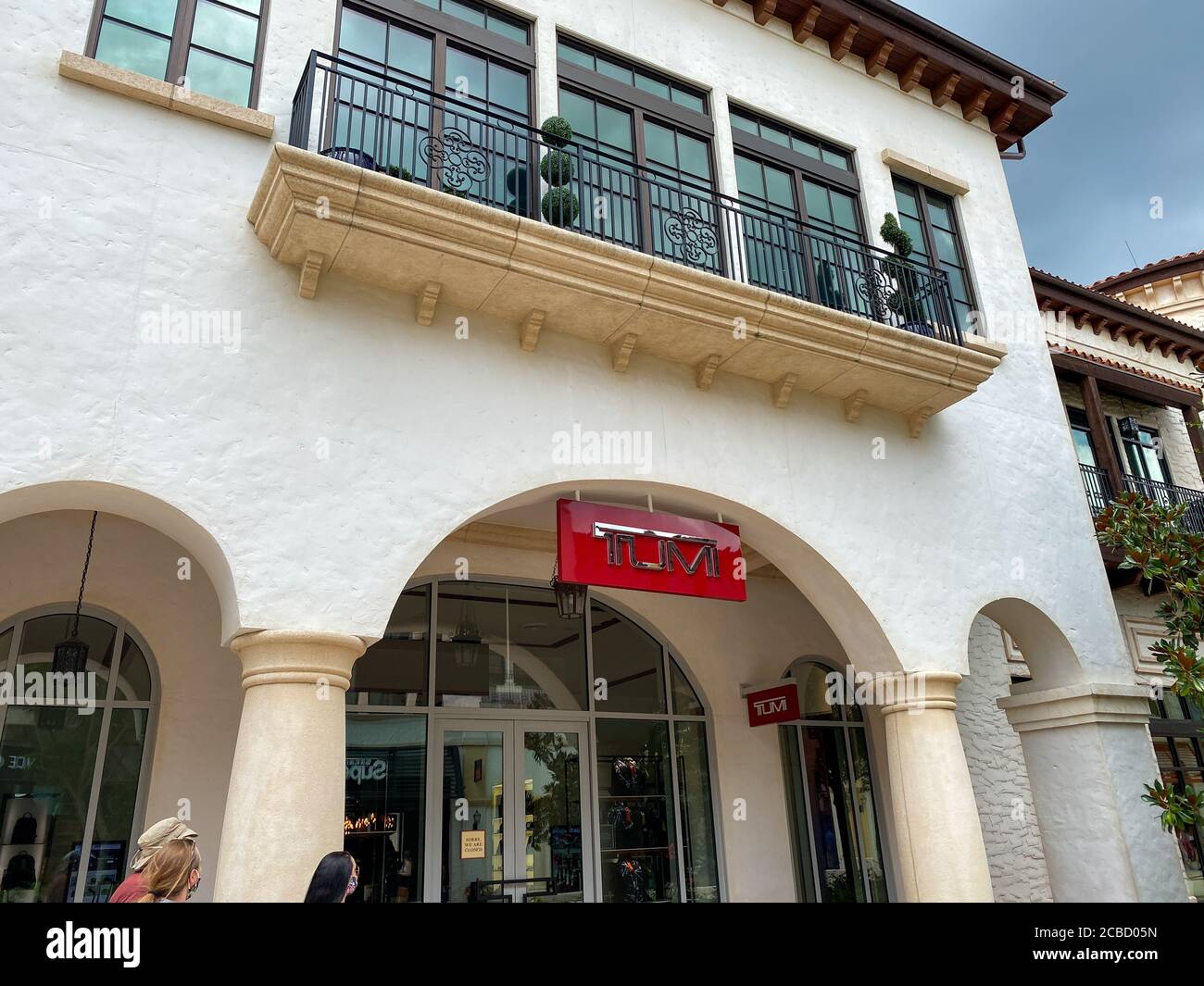 Orlando, FL/USA-6/13/20: Ein Tumi Gepäckgeschäft in einem Outdoor-Einkaufszentrum. Stockfoto