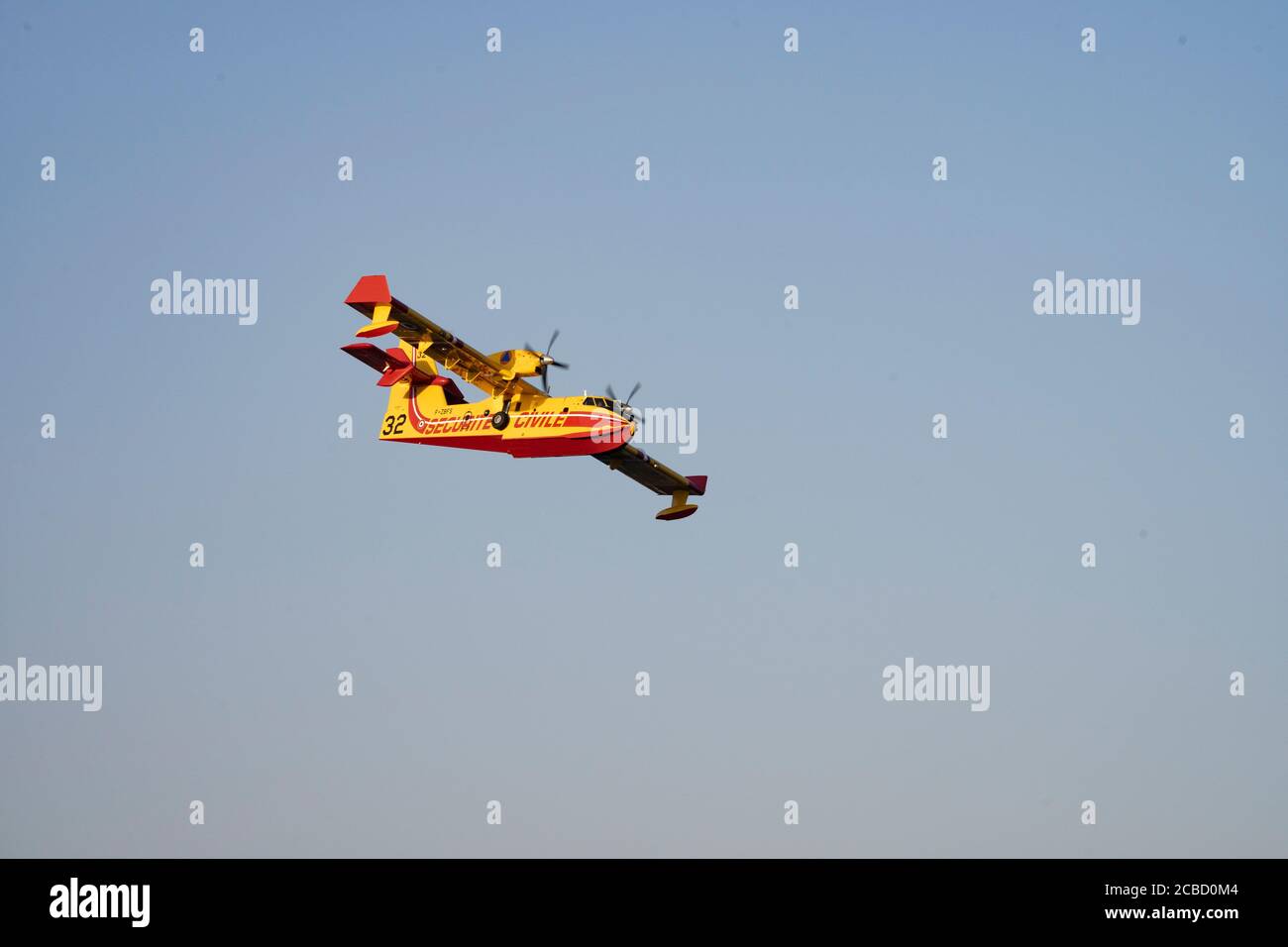 Canadair Amphibienflugzeug fliegt über eine Burg in niedriger Höhe Stockfoto