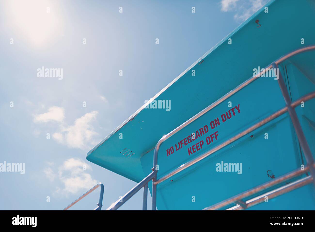 Blue Lifeguard Tower - kein Lifeguard im Dienst, fernhalten Stockfoto