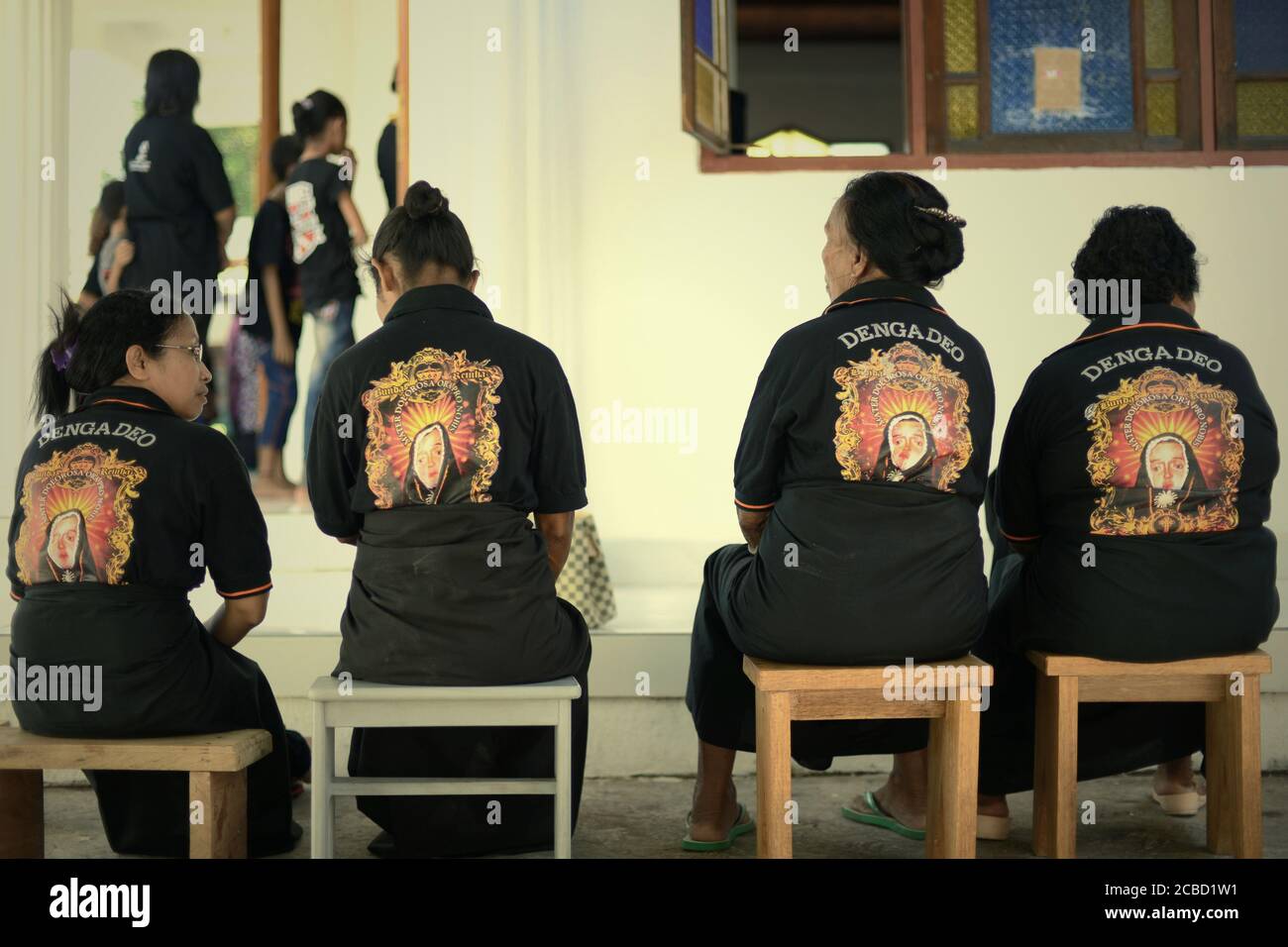 Larantuka, Indonesien. April 2015. Eine Gruppe von Frauen wartet auf den Gottesdienst, während die Gemeinde am Gründonnerstag während der Karwoche in Larantuka, Flores Island, Indonesien betet. Stockfoto