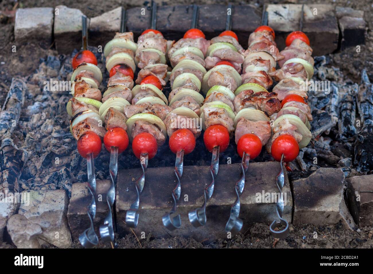 Der Kebab wird auf dem Grill gegart. Saftiges Fleisch auf Holzkohle. Hochwertige Fotos Stockfoto