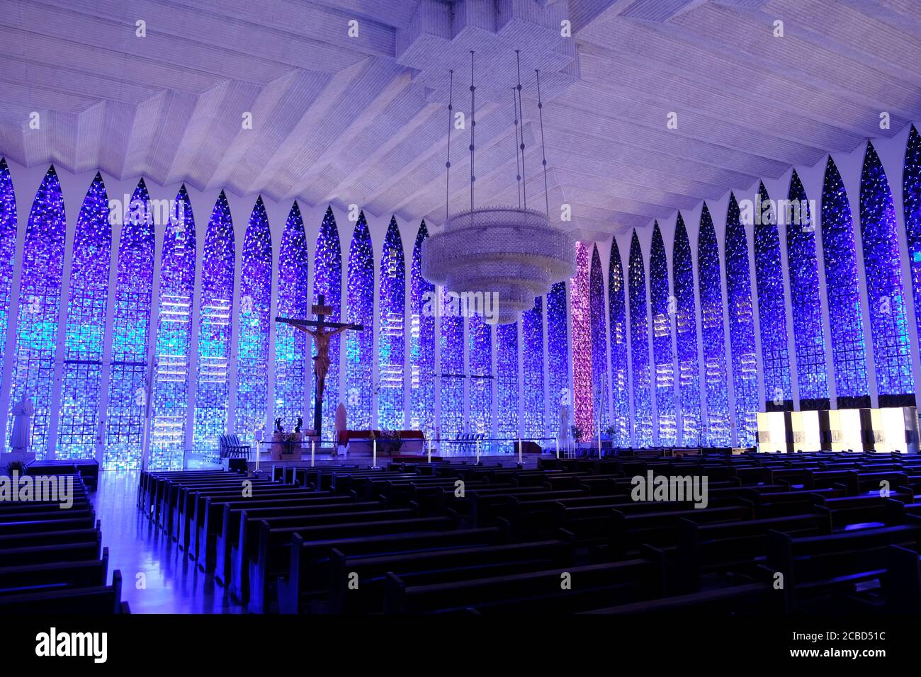 Brasilien Brasilia - Katholische Kirche Santuario Dom Bosco mit blau fenster Stockfoto