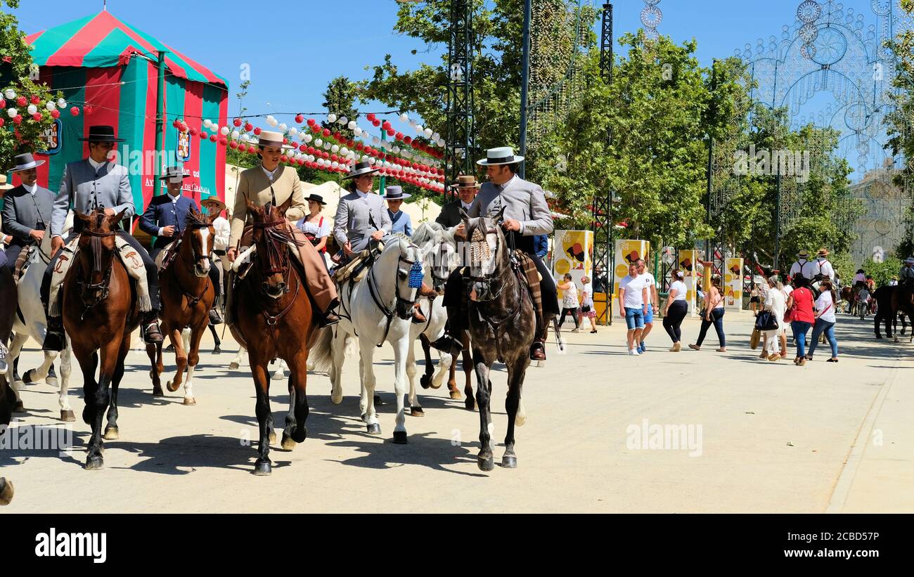 Reiterinnen und Reiter in traditionellem spanischen Gewand während der "La Feria del Corpus" oder Corpus Christi Messe 2019 in Granada, Spanien. Stockfoto