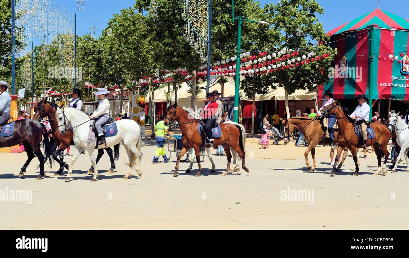 Reiterinnen und Reiter in traditionellem spanischen Gewand während der "La Feria del Corpus" oder Corpus Christi Messe 2019 in Granada, Spanien. Stockfoto
