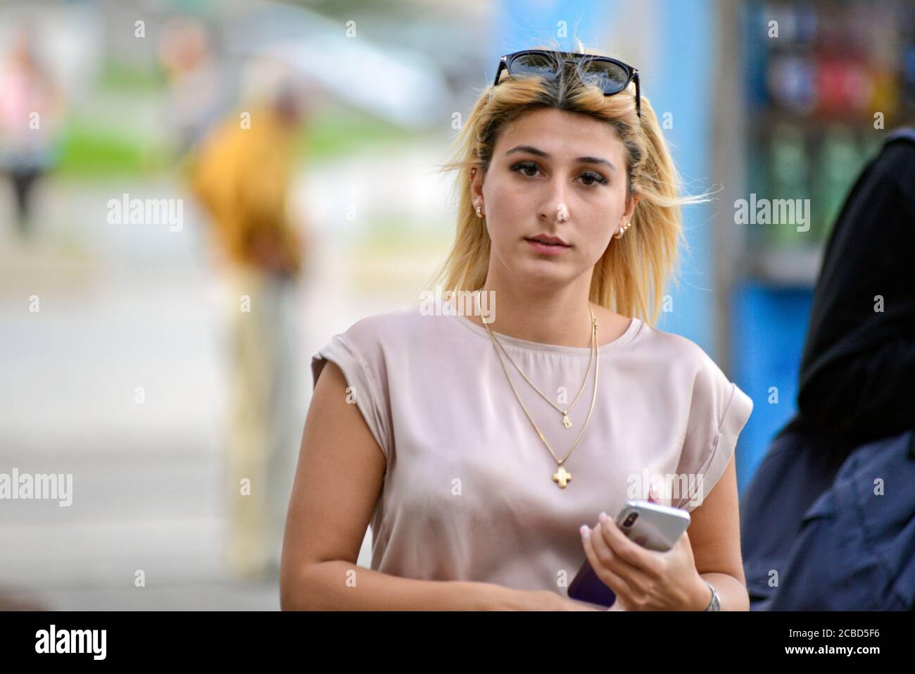 Ein junges Mädchen in Didube Busbahnhof, Tiflis, Republik Georgien Stockfoto