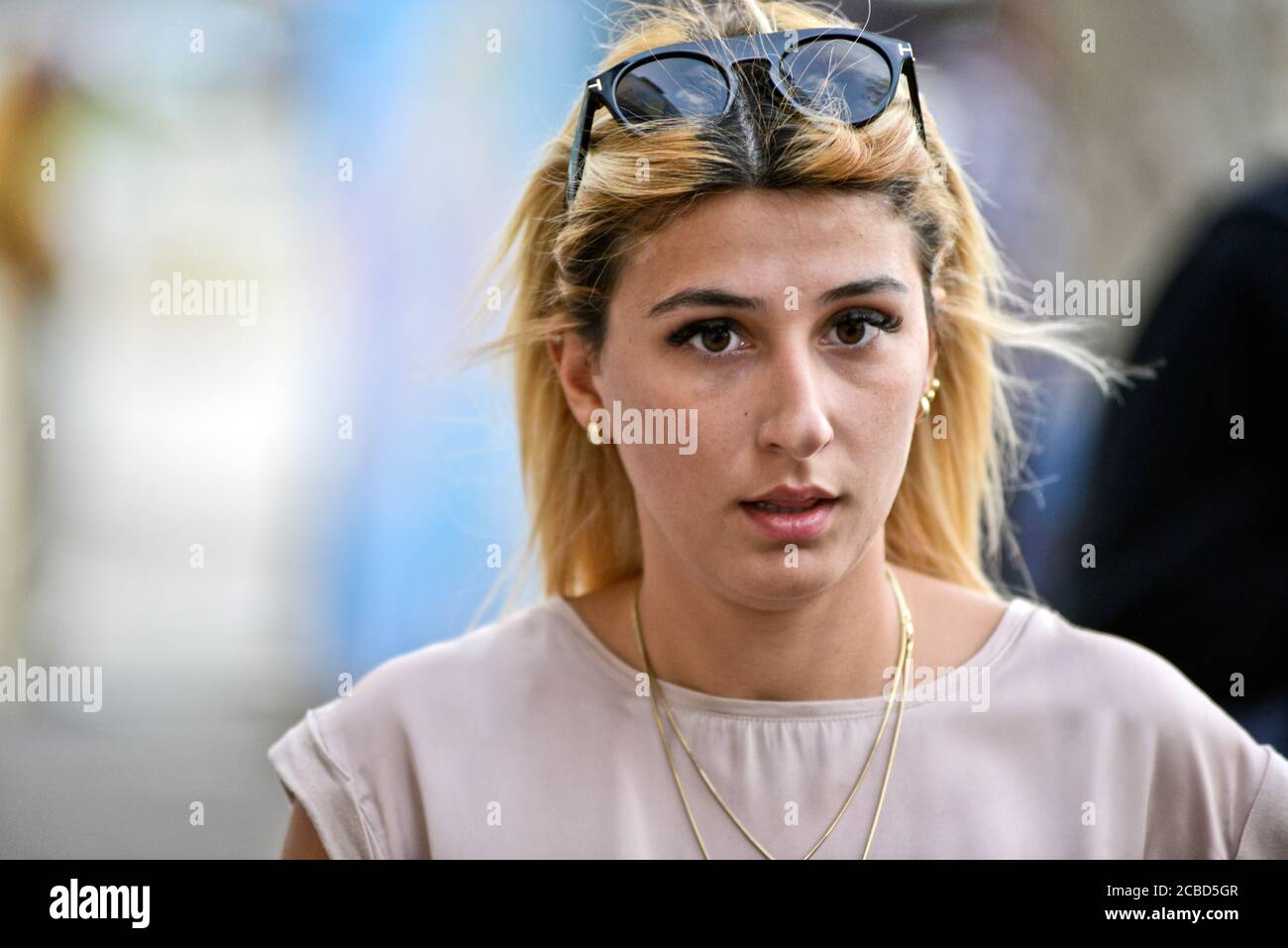 Ein junges Mädchen in Didube Busbahnhof, Tiflis, Republik Georgien Stockfoto