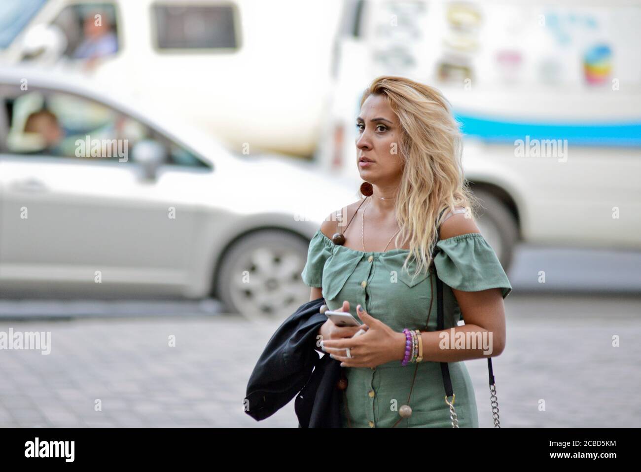 Blonde Frau wartet auf den Bus in Didube Bahnhof, Tiflis, Republik Georgien Stockfoto