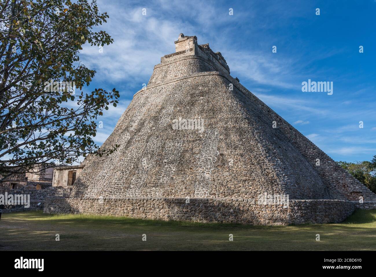 Die Pyramide des Magiers, auch bekannt als die Pyramide des Zwerges, ist das höchste Bauwerk in den prähispanischen Maya-Ruinen von Uxmal, Mexiko, das aufsteigt Stockfoto