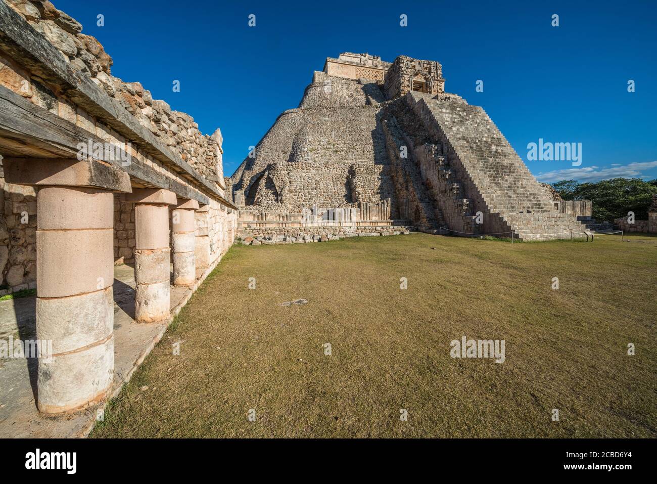 Die Westfassade der Pyramide des Magiers, auch bekannt als die Pyramide des Zwergs, blickt in das Viereck der Vögel. Es ist der höchste Struer Stockfoto