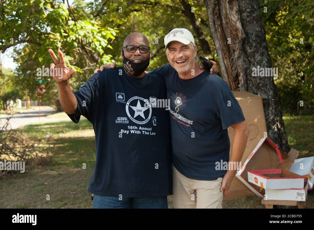 McKinney, Texas, USA. August 2020. Bring the Light Ministries wurde auf den gleichen Straßen geboren, in denen Pastor Earl Fitzsimmons die Dinge zu tun pflegte, die ihn in der Genesung gelandet waren. Fitzsimmons begann Bring the Light Ministries als eine Möglichkeit, der gleichen Gemeinschaft etwas zurückzugeben. Als Reaktion auf die Covid-19 Pandemie Bring the Light Ministries hat 25 Tausend Mahlzeiten an die Obdachlosen und Bedürftigen in der South Dallas Gemeinschaft verteilt. Kredit: ZUMA Press, Inc./Alamy Live Nachrichten Stockfoto