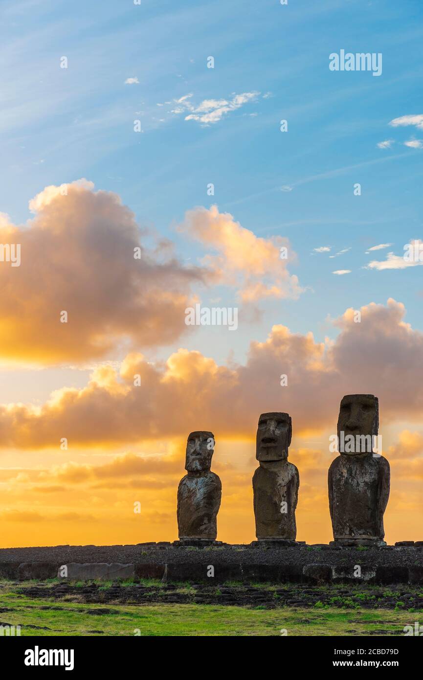 Moai Statuen bei Sonnenaufgang im vertikalen Format mit Kopierraum, Ahu Tongariki, Osterinsel (Rapa Nui), Chile. Stockfoto