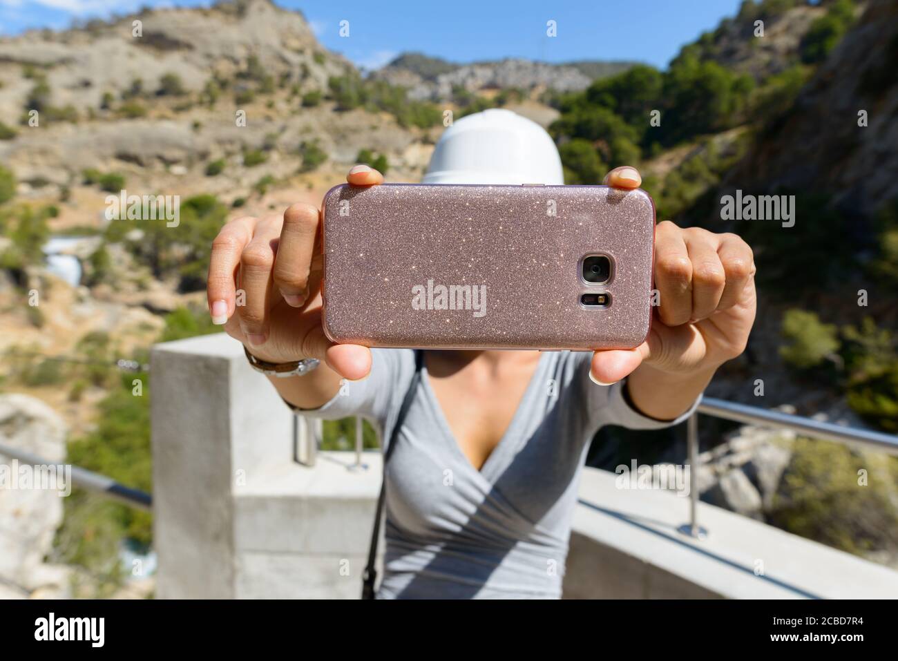 Frau, die Selfie-Foto mit Handy in den Bergen Stockfoto
