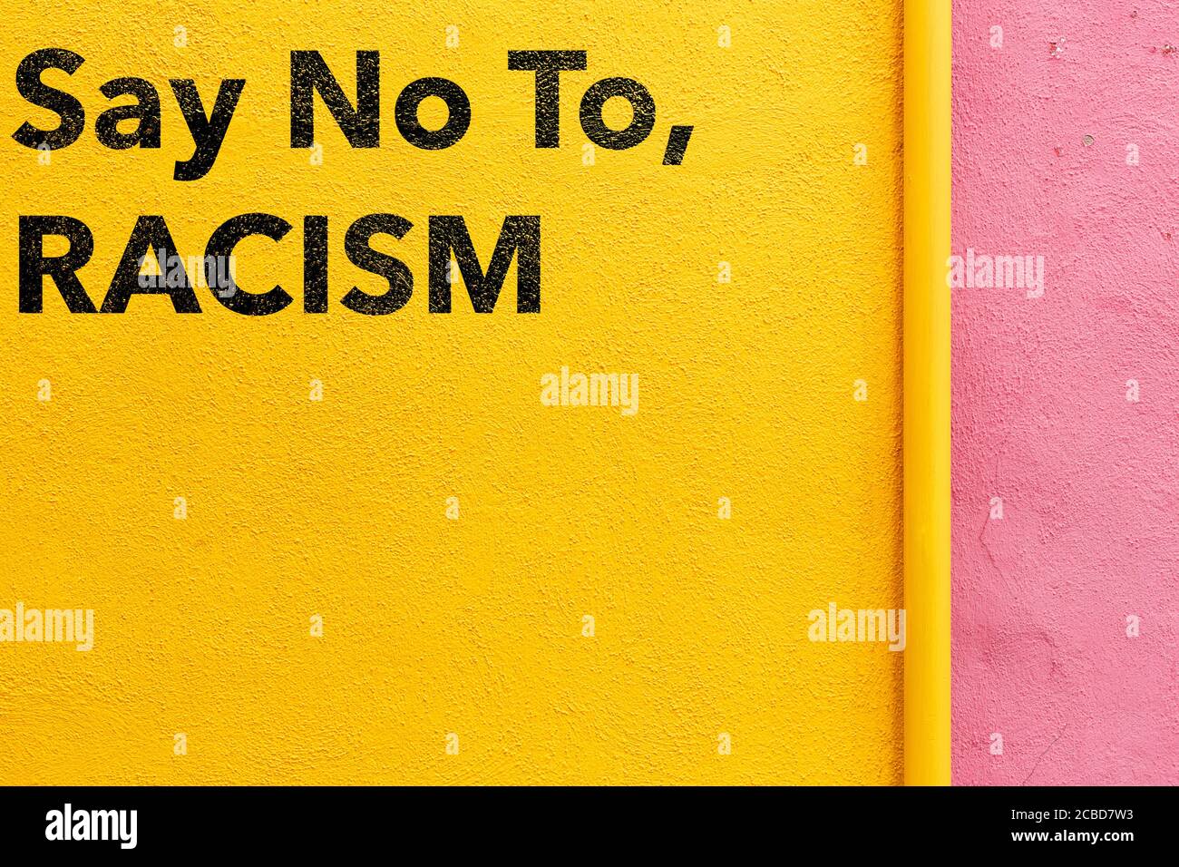 Say No to Racism Written on Yellow and Pink Wall Stockfoto