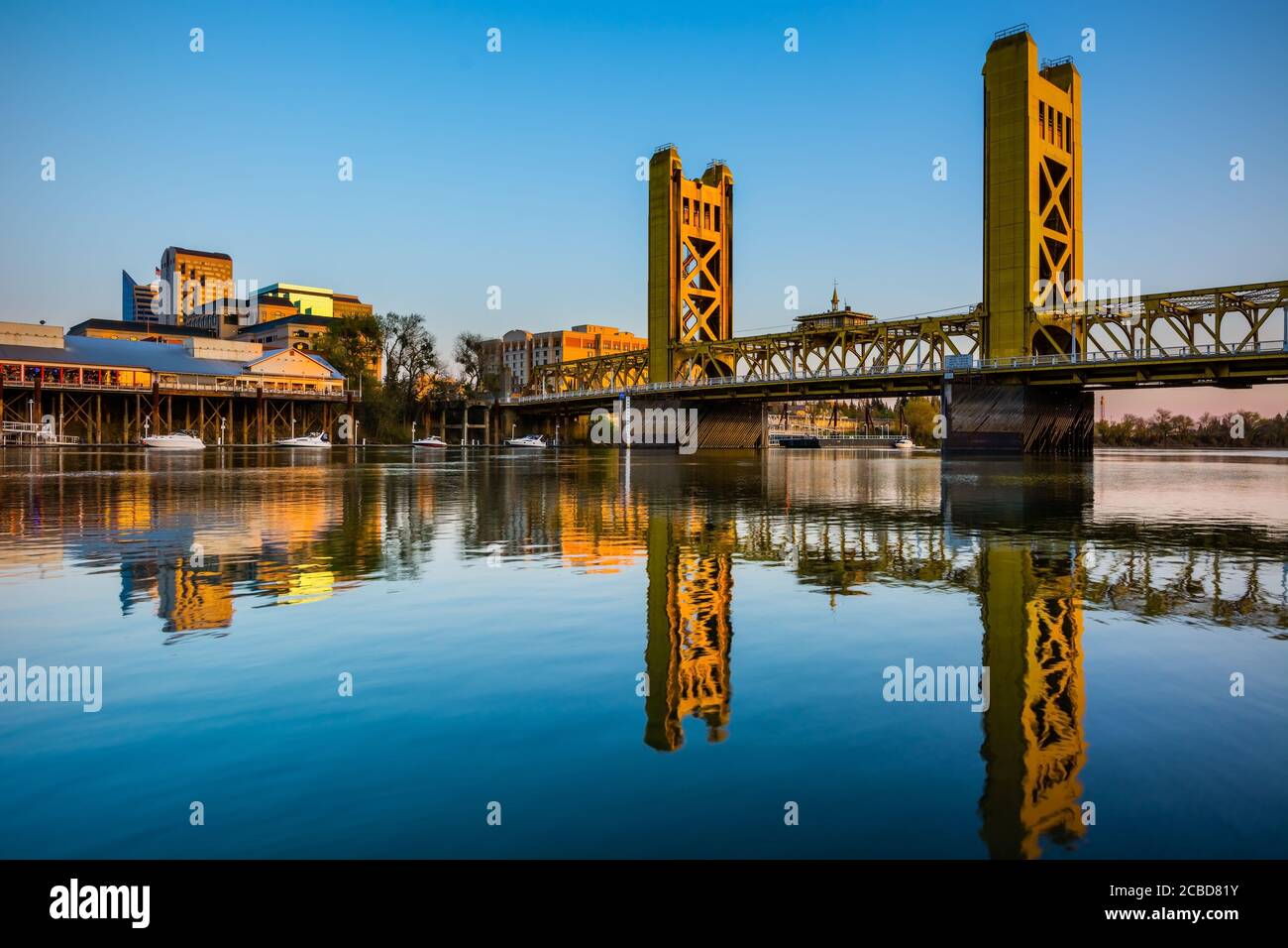 Tower Bridge in Sacramento bei Sonnenuntergang Stockfoto