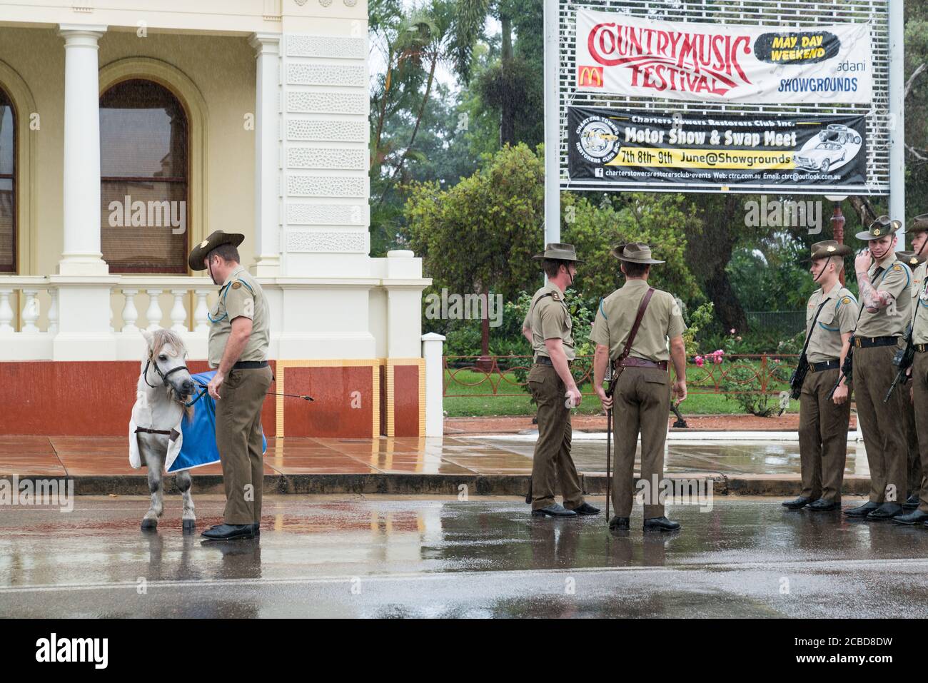 Charters Towers, Australien - 25. April 2019: Soldaten des 1. Bataillons, Royal Australian Regiment (1 RAR) Vorbereitung auf den marsch im Regen auf Anzac Stockfoto