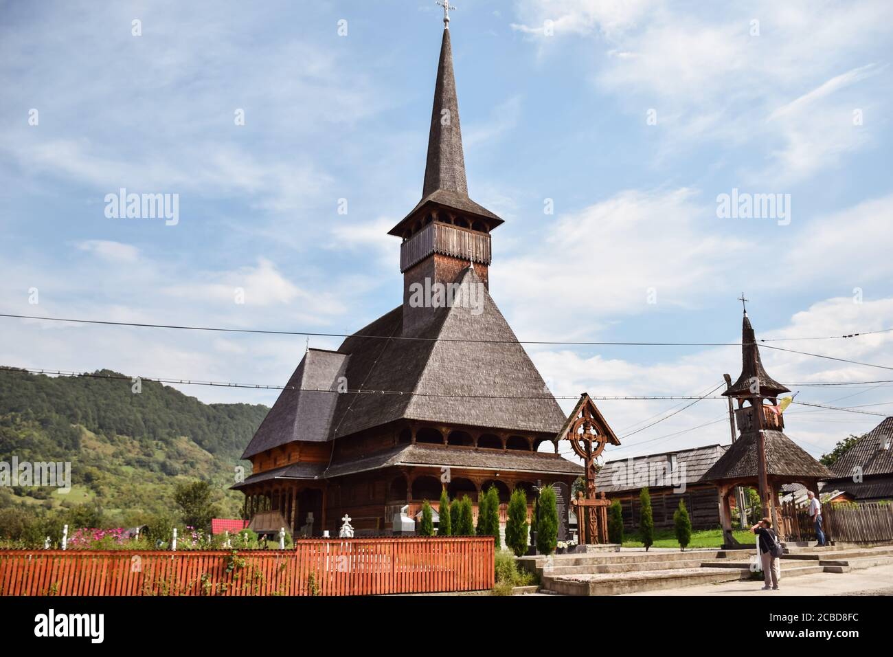 Maramures / Rumänien - 28. August 2019: Traditionelle, gut erhaltene historische christliche Holzkirche im ländlichen Raum Nordrumäniens Stockfoto