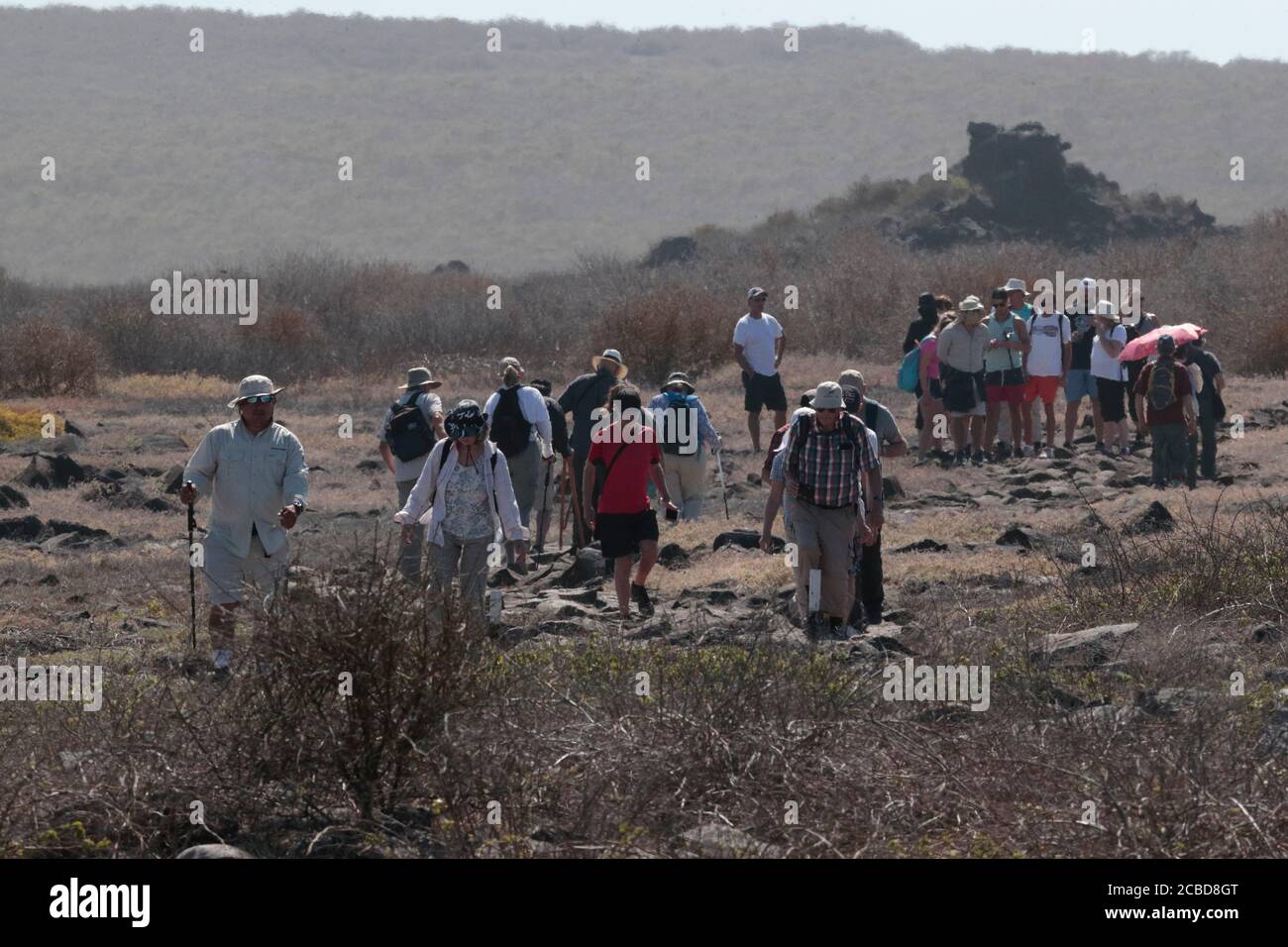 Touristen in einer trockenen Landschaft, Espanola (Hood) Insel, Galapagos, Ecuador 24. November 2017 Stockfoto