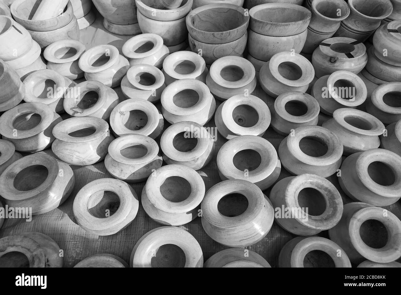 Holztopf und Erdtopf Stockfoto