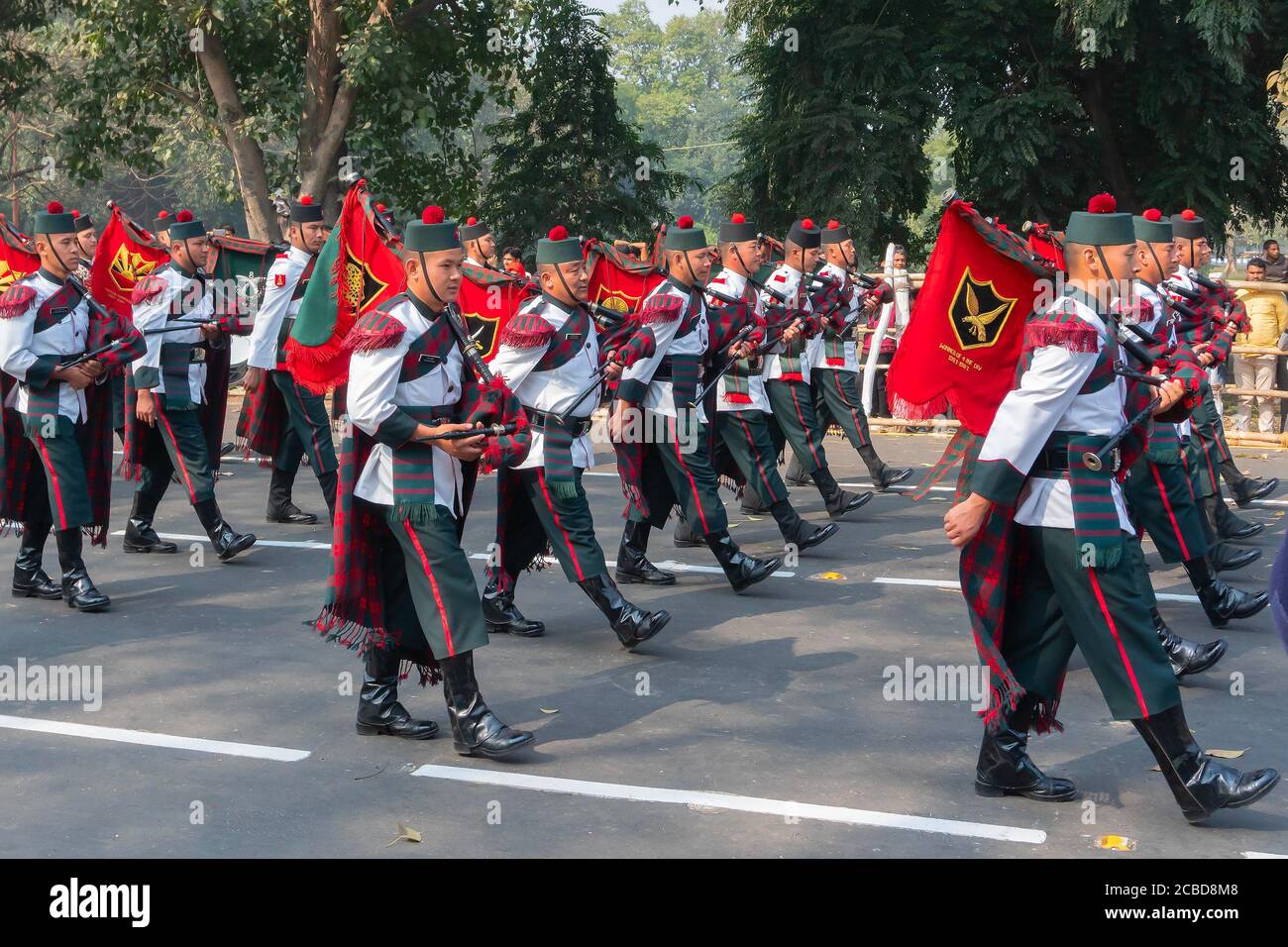 Kolkata, Westbengalen, Indien - 26. Januar 2020 : Indische Armeeoffiziere als Musikband gekleidet, Trommeln beim Vormarsch, Republic Day Event. Stockfoto
