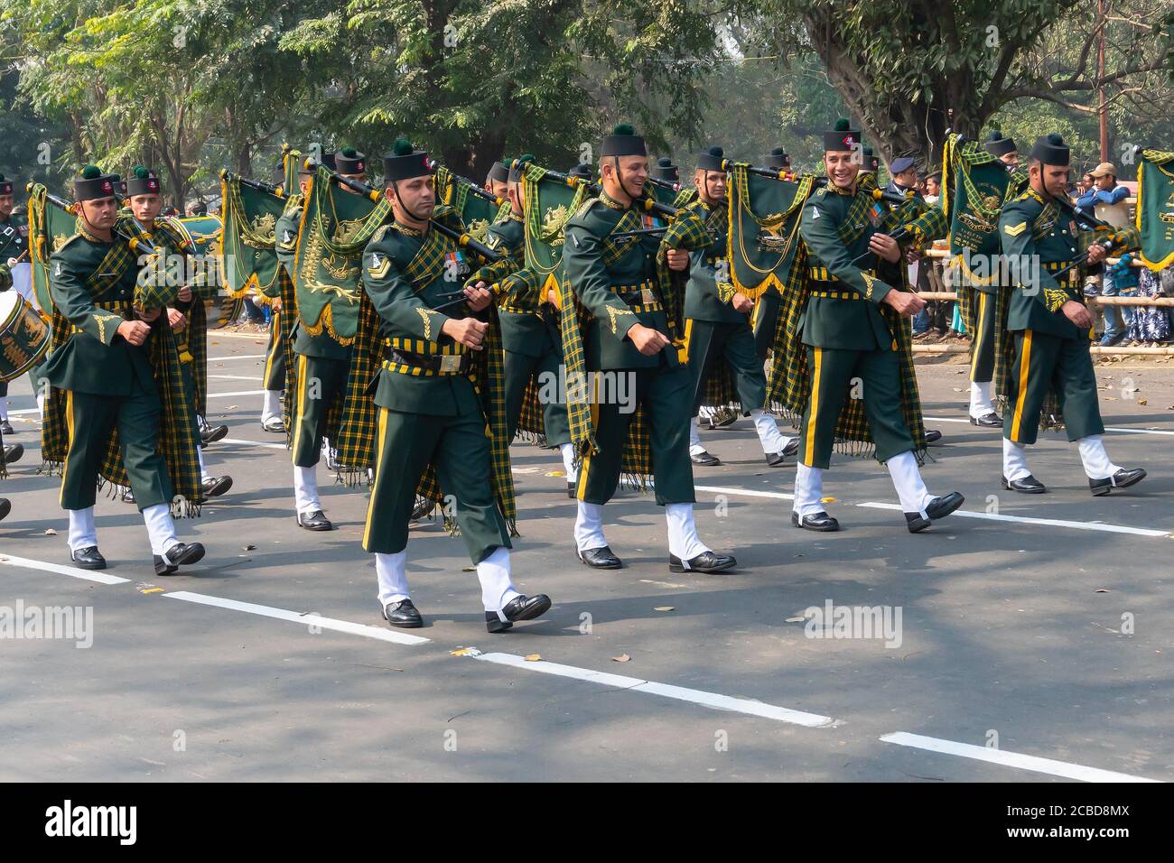 Kolkata, Westbengalen, Indien - 26. Januar 2020 : Indische Armeeoffiziere, die als Musikband verkleidet sind und Musikinstrumente tragen, teilen einen Witz mit. Stockfoto