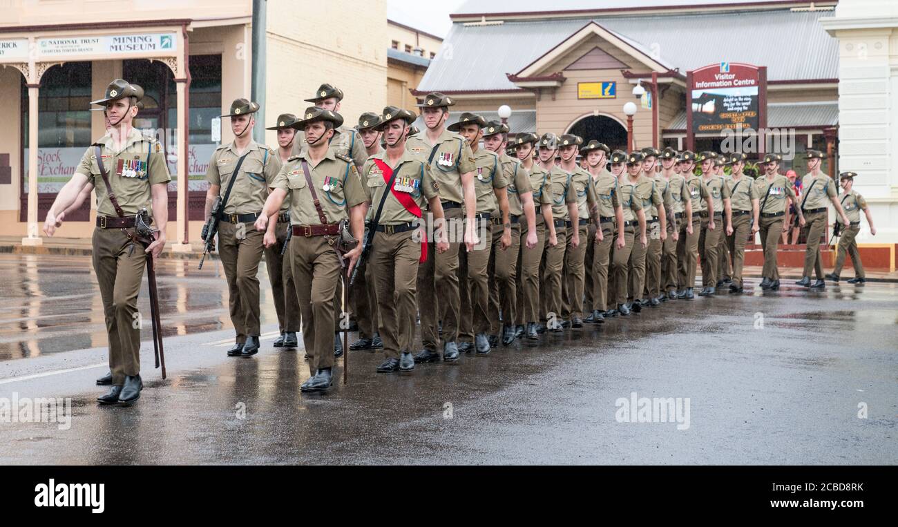 Charters Towers, Australien - 25. April 2019: Soldaten des 1. Bataillons des Royal Australian Regiment (1 RAR) marschieren am Anzac Day im Regen Stockfoto