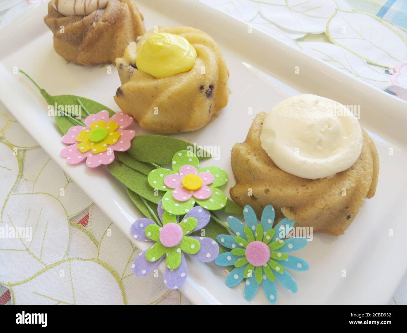 Drei kleine Kuchen mit verschiedenen Erfrierungen Stockfoto