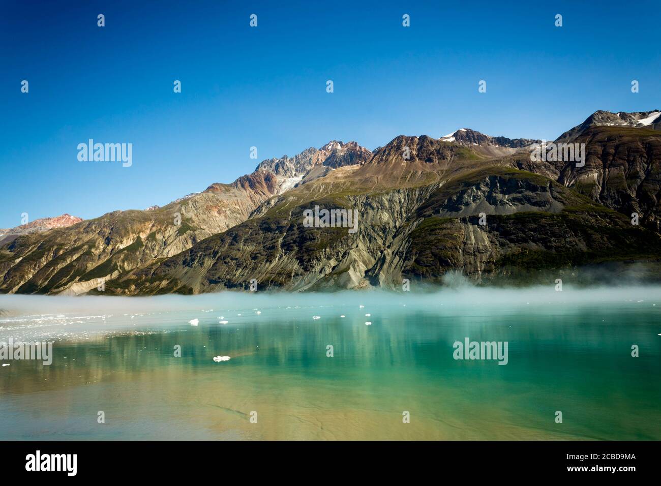 Nebel rollt über Gletscherwasser entlang Alaskas wilder Küste Stockfoto
