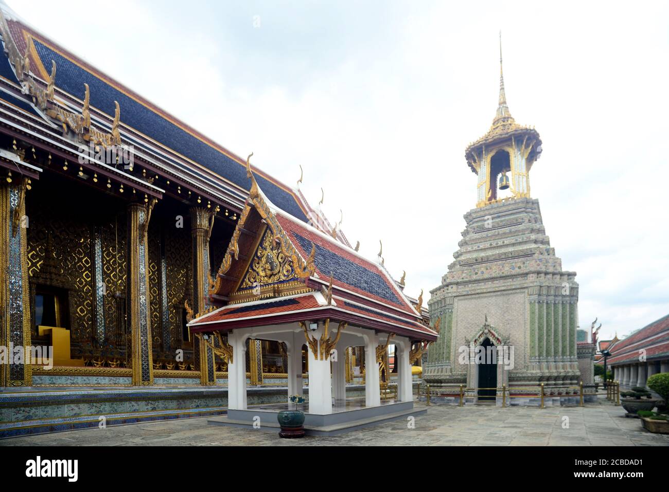 Glockenturm in Wat Phra Kaew, der Glockenturm wird von König Rama IV gebaut, mit farbigen Porzellanmosaiken verziert. Die Glocke ist jetzt nur sicher o geläutet Stockfoto