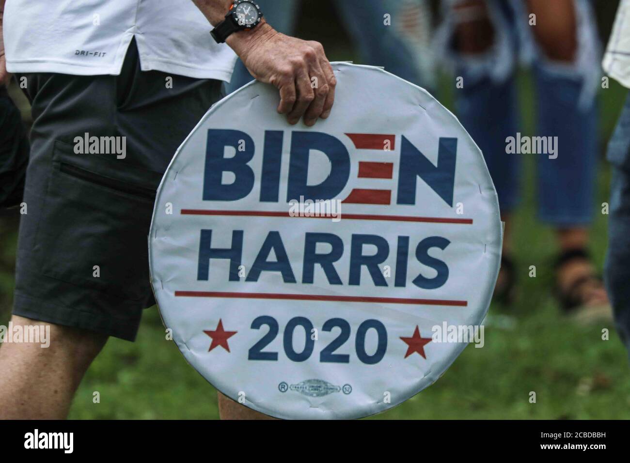 Wilmington, DE, USA. August 2020. Anhänger des demokratischen Präsidentschaftskandidaten und ehemaligen Vizepräsidenten JOE BIDEN und Senator KAMALA HARRIS (D-Calif.) versammeln sich vor der Alexis I. DuPont High School Mittwoch, 12. August 2020, in Greenville, DE. Präsidentschaftskandidat und ehemaliger Vizepräsident JOE BIDEN und Sen. Kamala D. Harris machten ihren ersten öffentlichen Auftritt, nachdem Biden Harris als seinen Vizepräsidenten-Laufkollegen nannte. Kredit: Saquan Stimpson/ZUMA Wire/Alamy Live Nachrichten Stockfoto