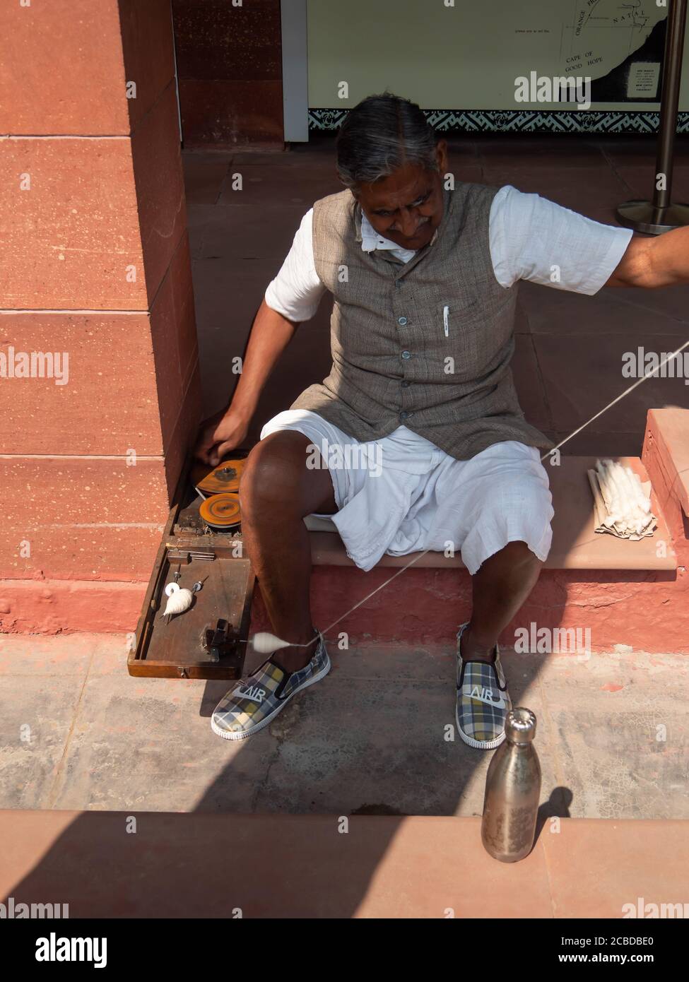 Mahatma gandhi mit spinnrad Fotos und Bildmaterial in hoher Auflösung