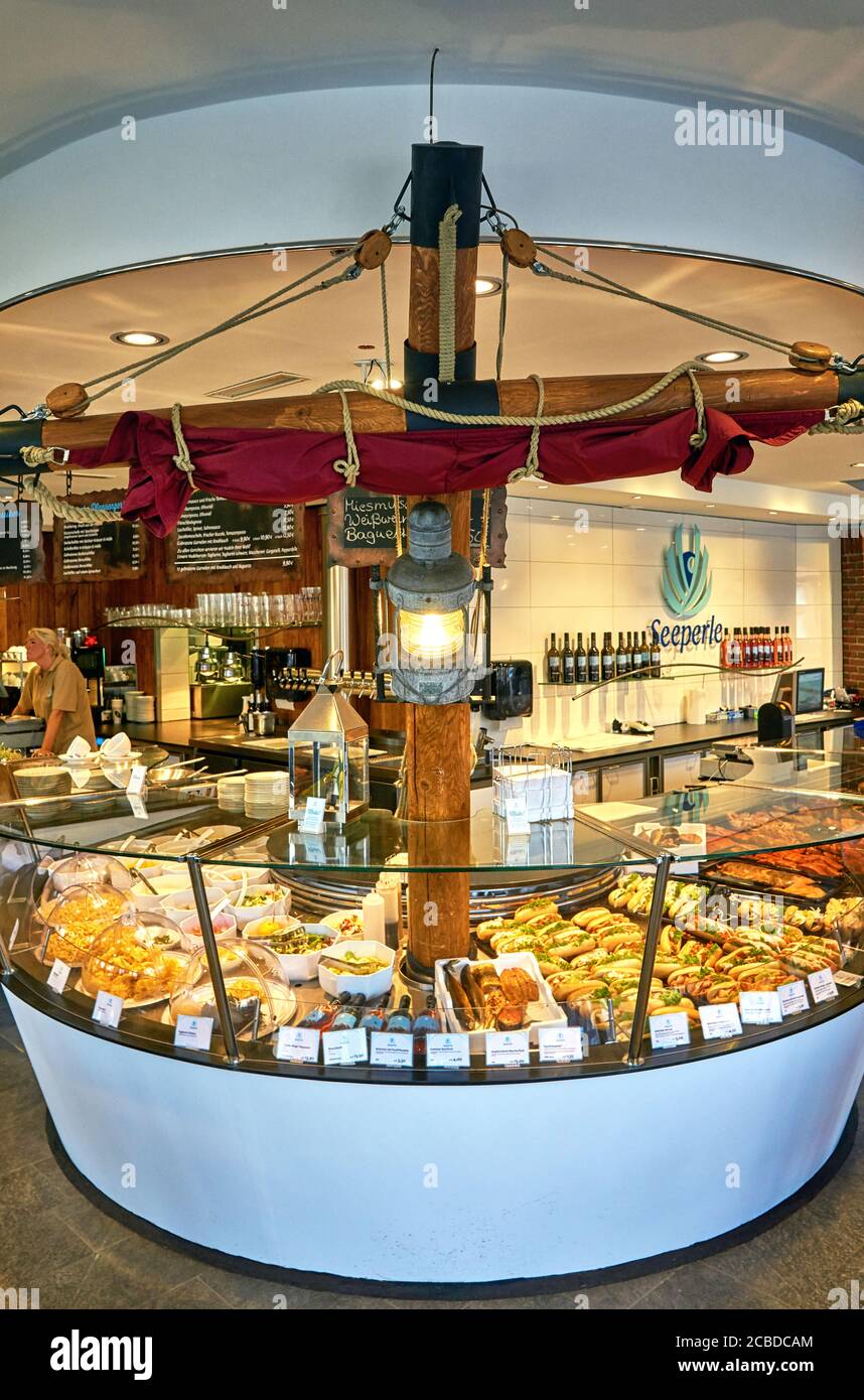 Verkaufsstand für Fischgerichte in einem Fischrestaurant. Stockfoto