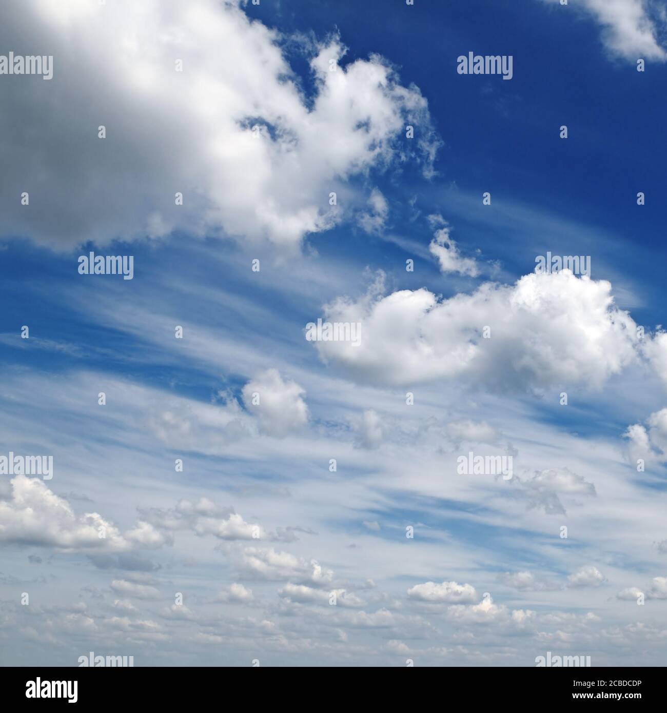 Wolken am blauen Himmel Stockfoto