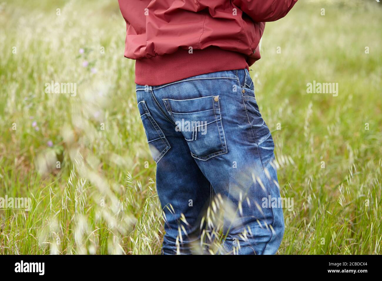 Junge mit Jeans und Chaket auf dem Gras. Stockfoto