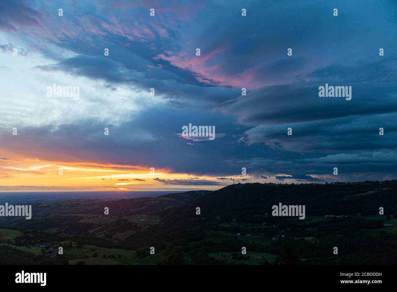 Herrliches Panorama der Poebene von Modena, Emilia Romagna, bei Sonnenaufgang im Sommer, mit spektakulären Farben der Wolken und des Himmels Stockfoto