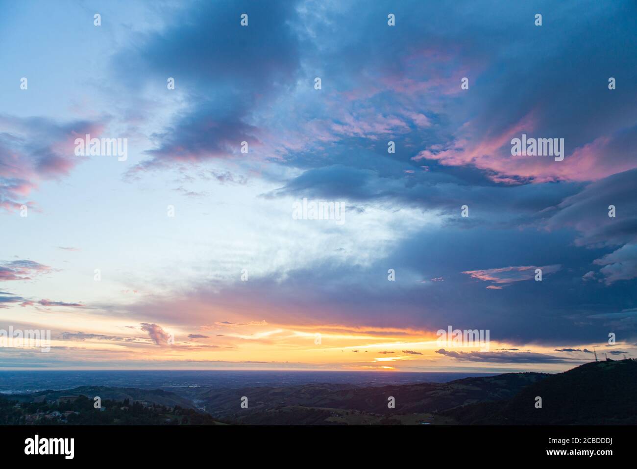 Herrliches Panorama der Poebene von Modena, Emilia Romagna, bei Sonnenaufgang im Sommer, mit spektakulären Farben der Wolken und des Himmels Stockfoto