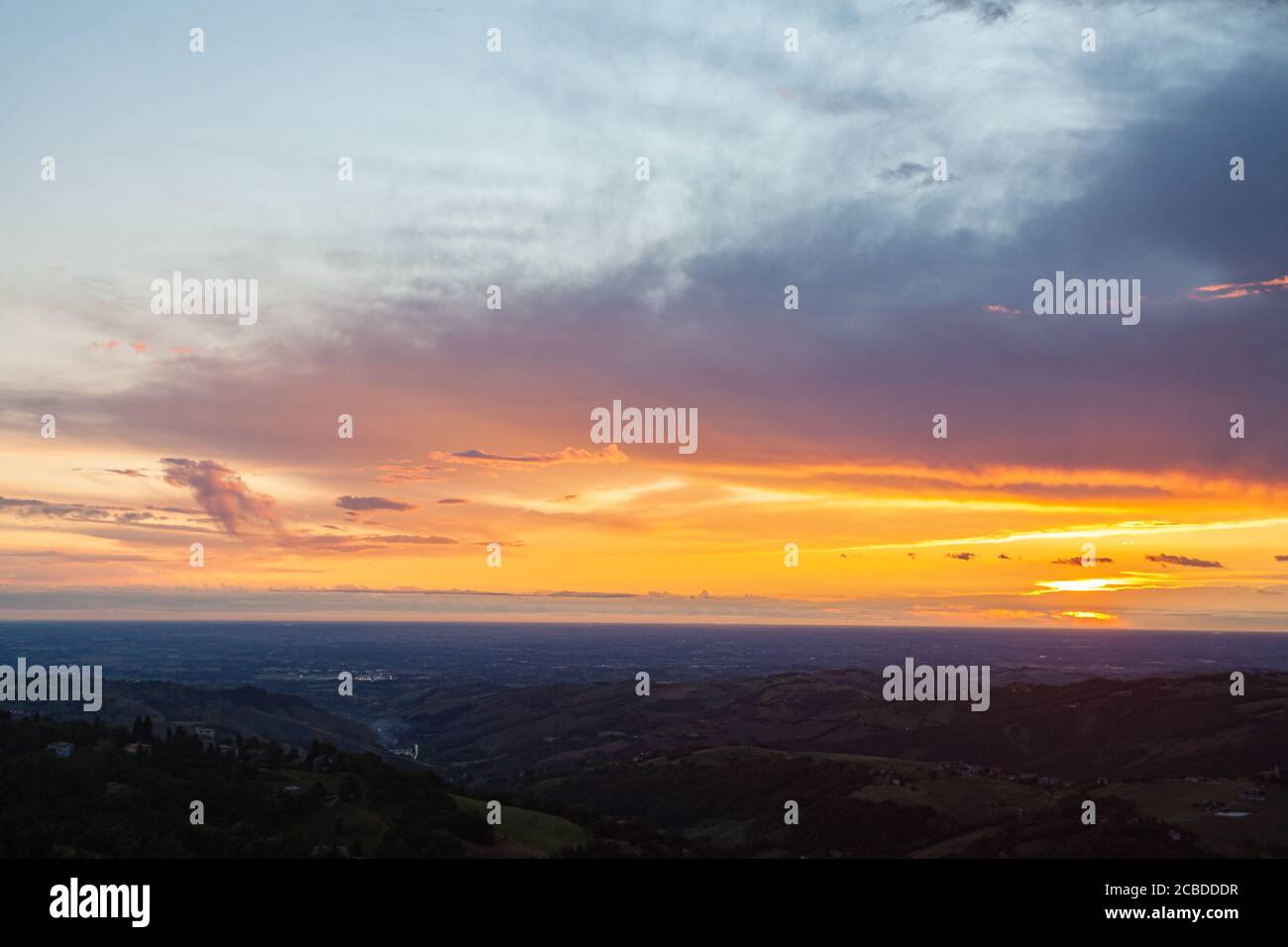 Herrliches Panorama der Poebene von Modena, Emilia Romagna, bei Sonnenaufgang im Sommer, mit spektakulären Farben der Wolken und des Himmels Stockfoto