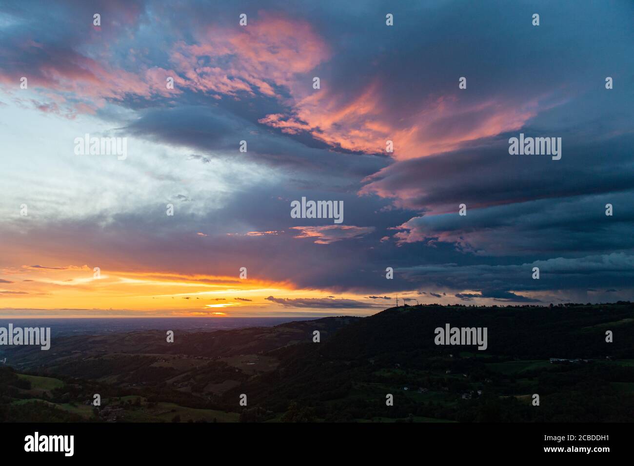 Herrliches Panorama der Poebene von Modena, Emilia Romagna, bei Sonnenaufgang im Sommer, mit spektakulären Farben der Wolken und des Himmels Stockfoto