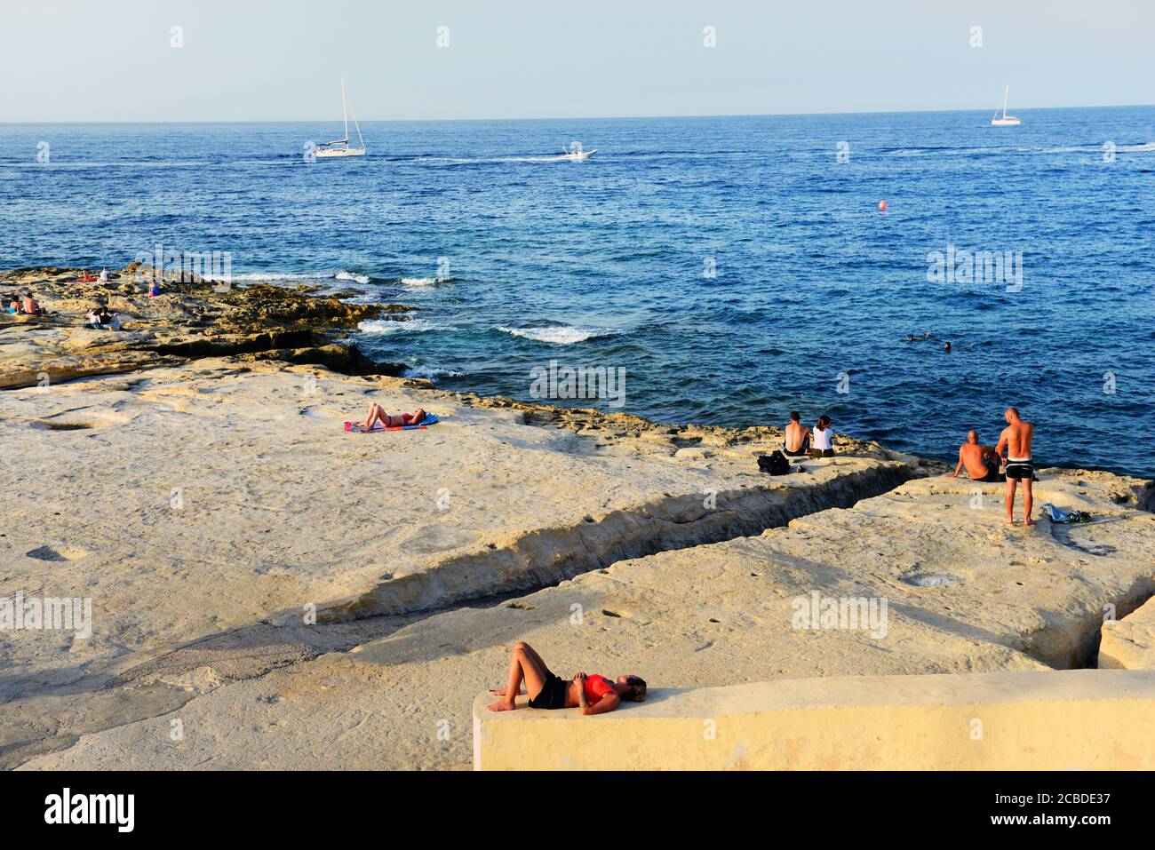 Die felsige Küste von Sliema, Malta. Stockfoto