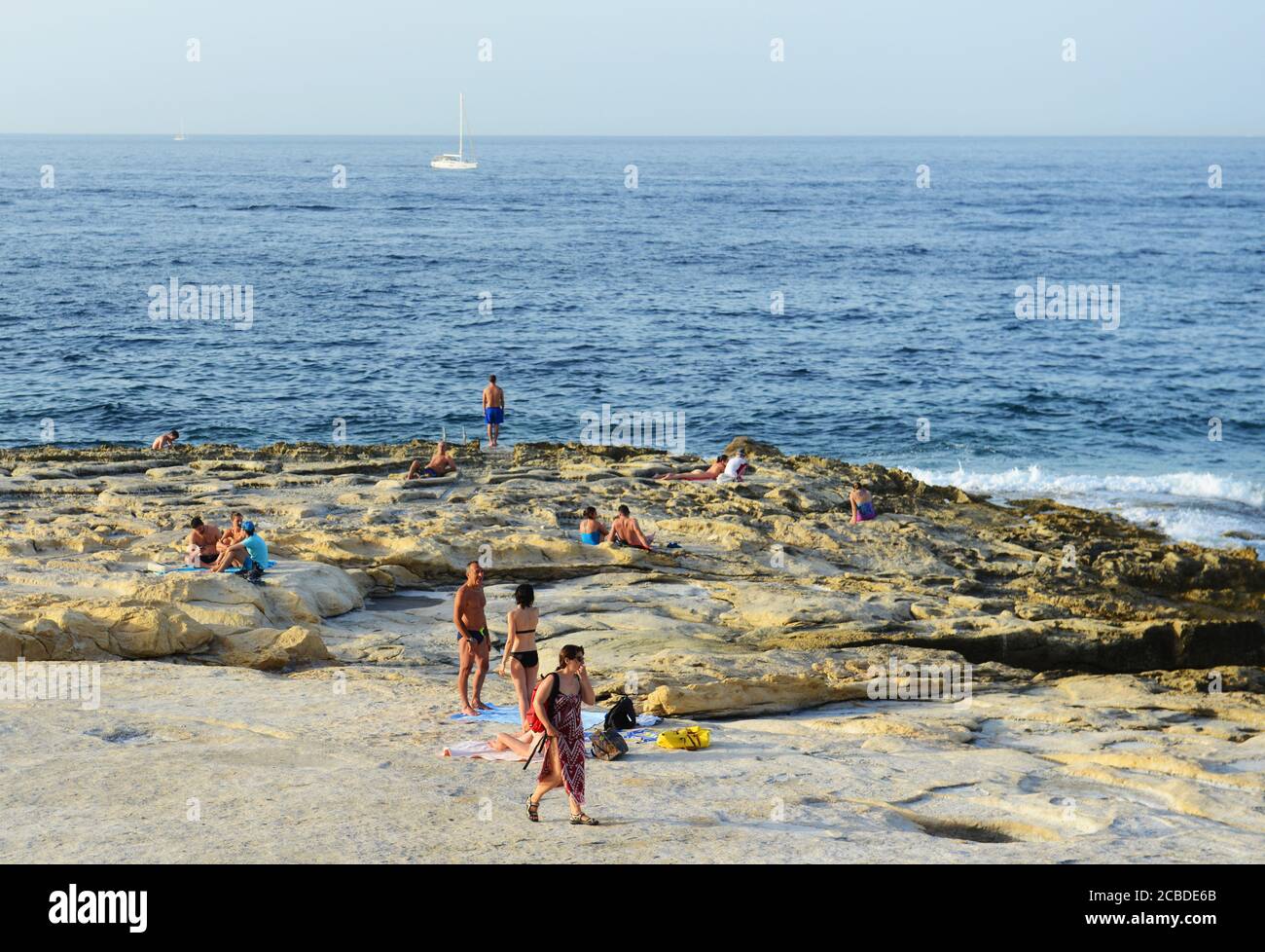 Die felsige Küste von Sliema, Malta. Stockfoto