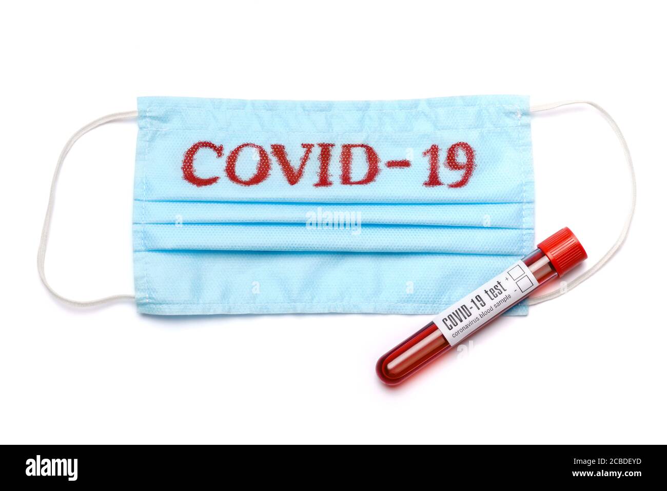 Blutteströhrchen und medizinische Schutzmaske mit COVID-19 schild isoliert auf weißem Hintergrund mit Beschneidungspfad Stockfoto