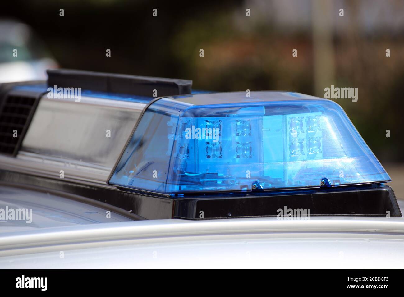 Symbolbild Polizeioperation: Nahaufnahme eines blauen Lichts auf einem Polizeiauto Stockfoto