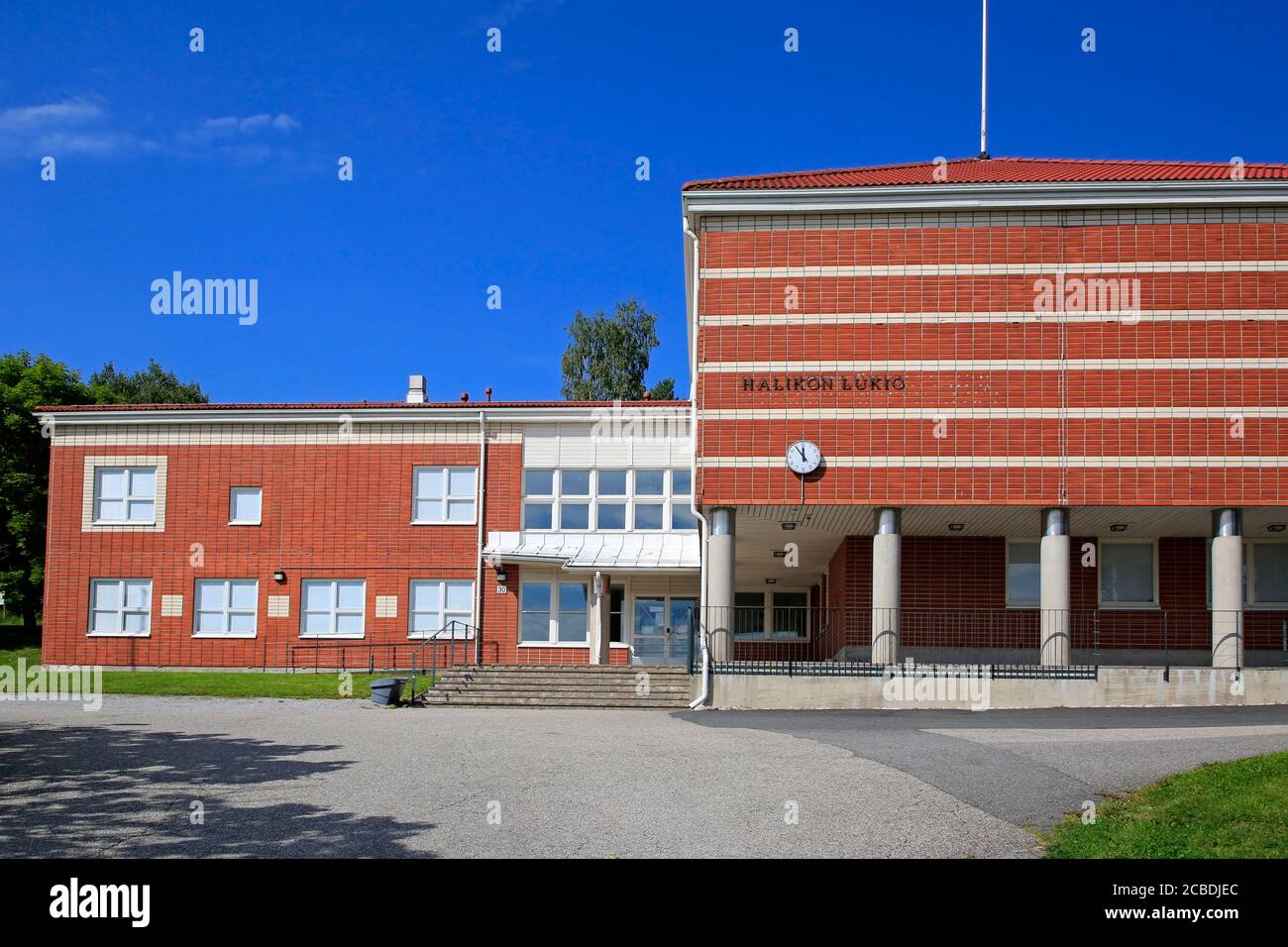 Halikon Lukio, Halikko Oberschule, in Salo, Finnland an einem sonnigen Tag im August 2020. Stockfoto
