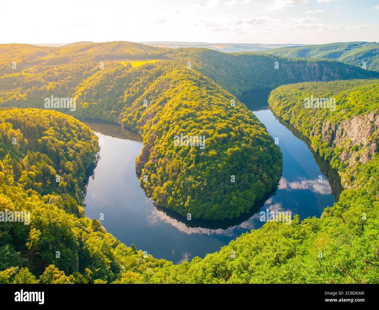 Schöne Waldlandschaft mit Flussmäander im tiefen Tal, Moldau, Tschechische Republik Stockfoto