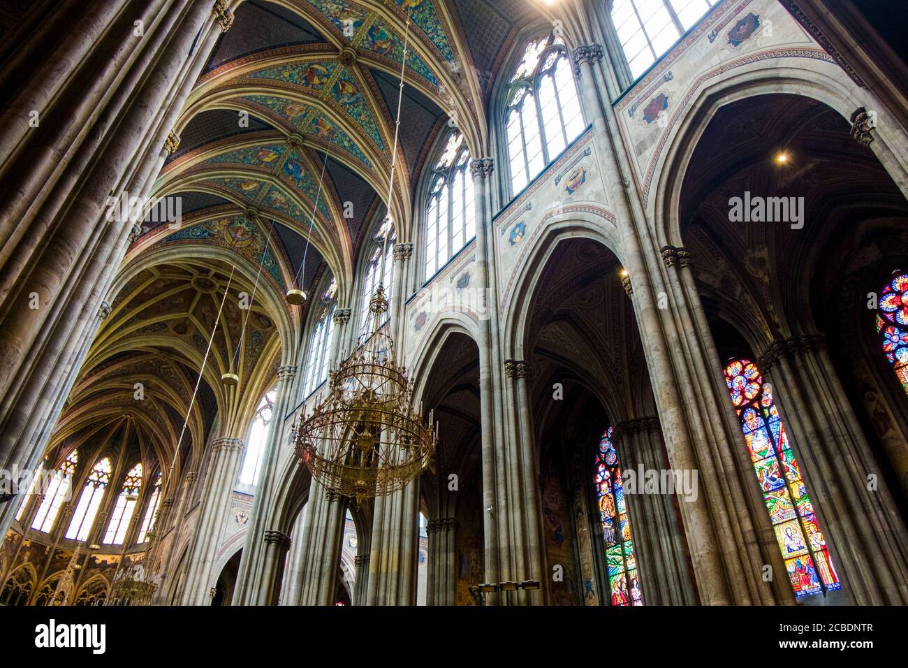 Innenansicht der aufragenden, gewölbten, bemalten Decke der Votivkirche, Votivkirche. In Wien, Österreich. Stockfoto