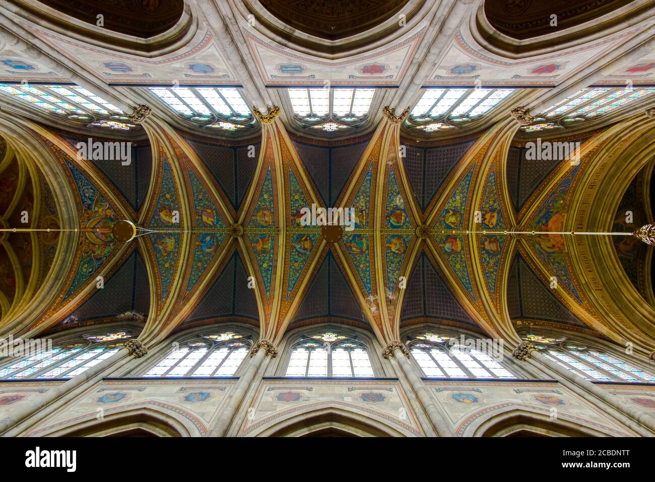 Ein Innenraum, gerader Blick auf die hohe, gewölbte, bemalte Decke der Votivkirche, Votivkirche. In Wien, Österreich. Stockfoto