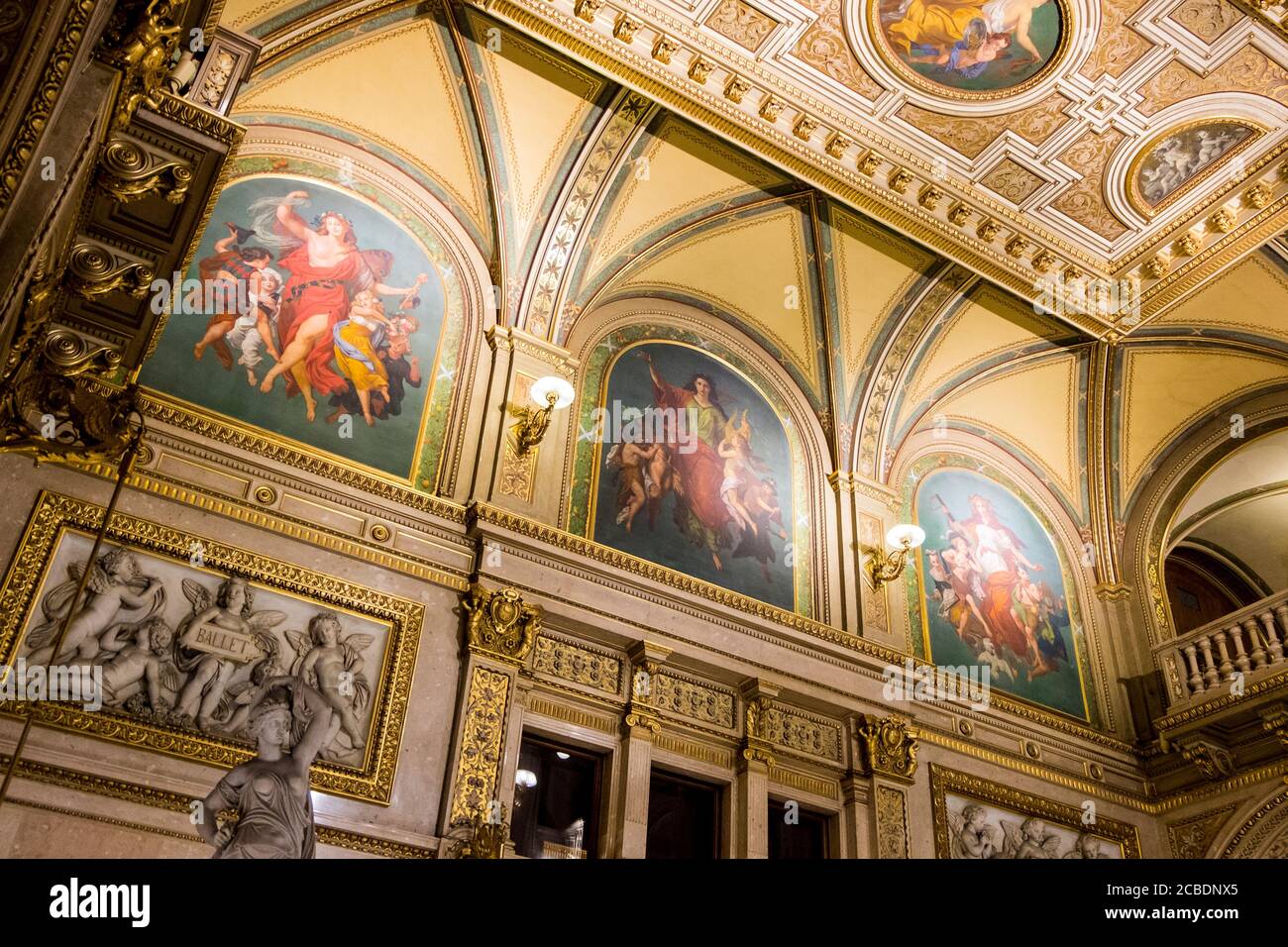Gold Lobby Wandmalereien für Ballett, Tanz an der Wiener Staatsoper, Staatsoper. In Wien, Österreich. Stockfoto