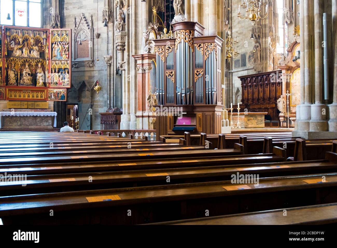 Innenansicht der großen Pfeifenorgel und Reihen von Holzbänken und Altar des Stephansdoms, Stephansdom. In Wien, Österreich. Stockfoto