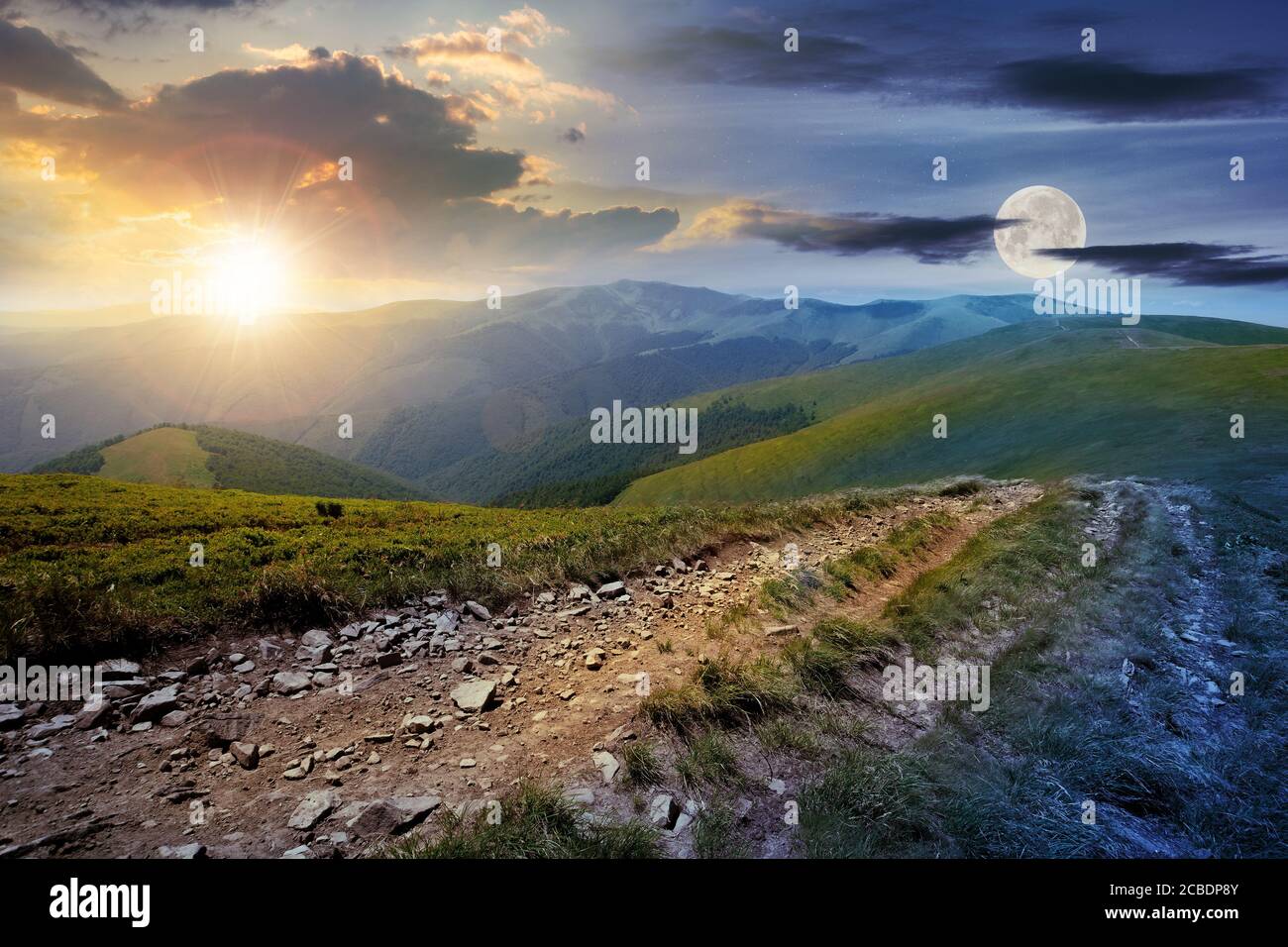 Tag- und Nachtwechsel-Konzept über der Bergstraße durch Graswiese. Wunderbares Sommerabenteuer in der Dämmerung unter einem Himmel mit Sonne und moo Stockfoto