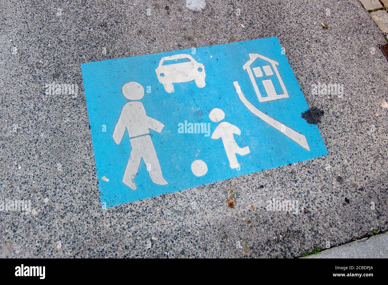 Ein typisches, ikonisches blau gemaltes Schild auf dem Bürgersteig Warnung für die Nachbarschaft Menschen Fußball spielen zu beobachten. In Wien, Österreich.In Wien, Österreich. Stockfoto